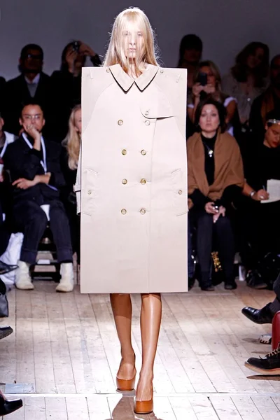 Look 16